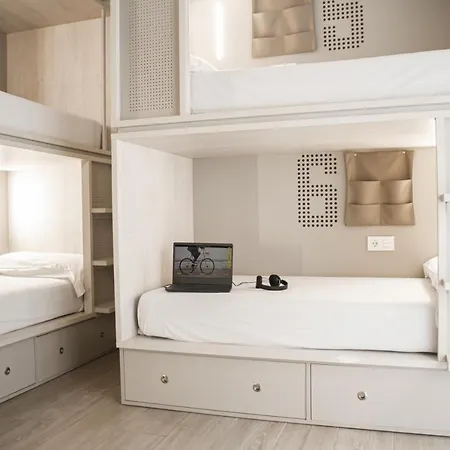 Room00 Salvador Хостел Севилья