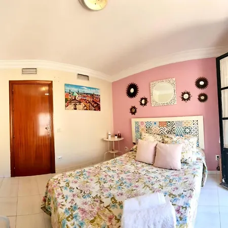 Budget And Cute With Balcony Center Appartement