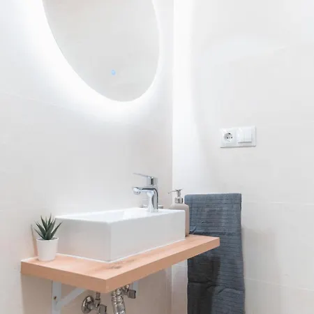 Downtown 3 Bedrooms, 2 Bathrooms, Wifi Apartment *