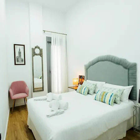 Modern With Seasonal Swimming Pool- 1bd 1bth- Goyeneta Seville