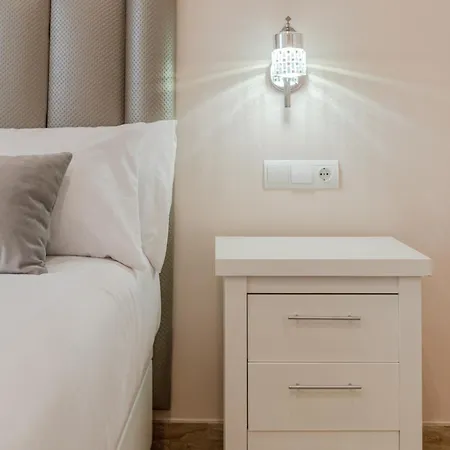 Isg Jose De Velilla Centro Parking Apartment *