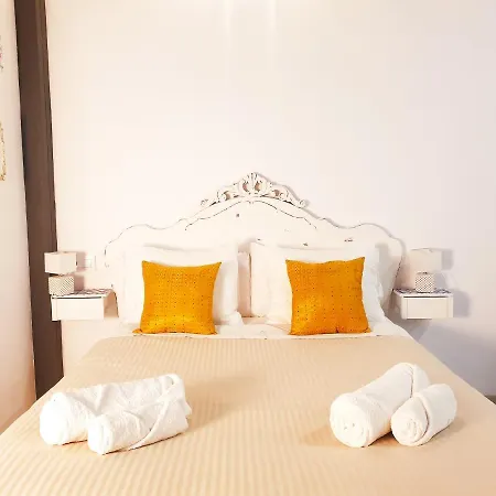 Palace-house Hercules Homestay Seville