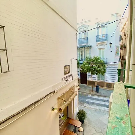 Superb In Downtown Of ,parking Optional, !! Appartement *