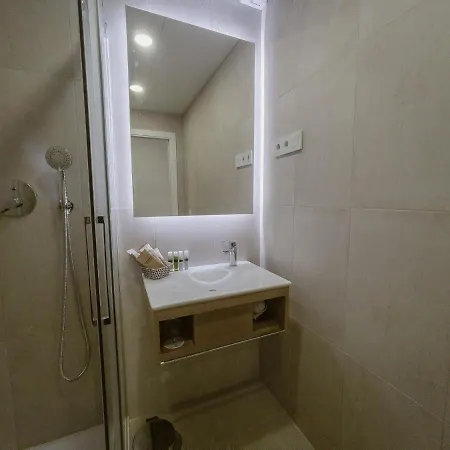 호텔 Petit Palace Vargas 2*