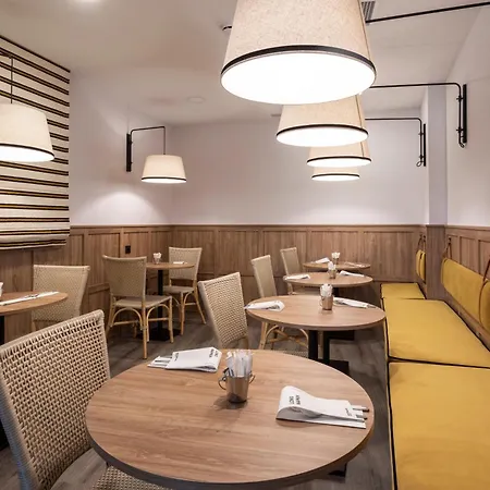 호텔 Petit Palace Vargas 2*