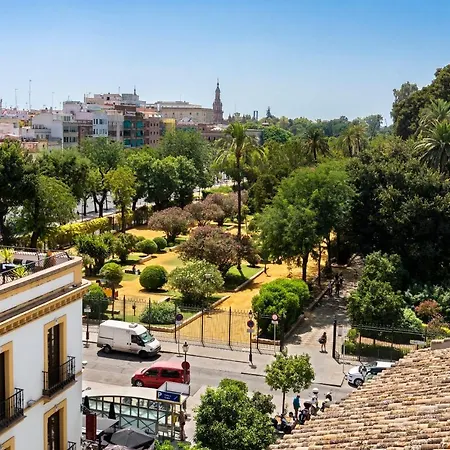 Palacio Del Siglo Xvii Frente A Jardines De Murillo Siviglia