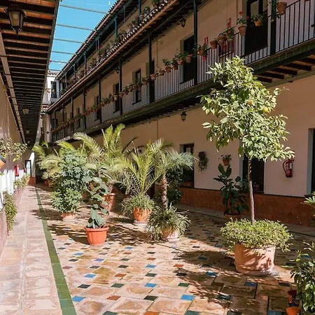 Con Encanto En Patio Sevillano *