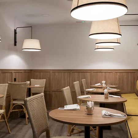 호텔 Petit Palace Vargas 2*
