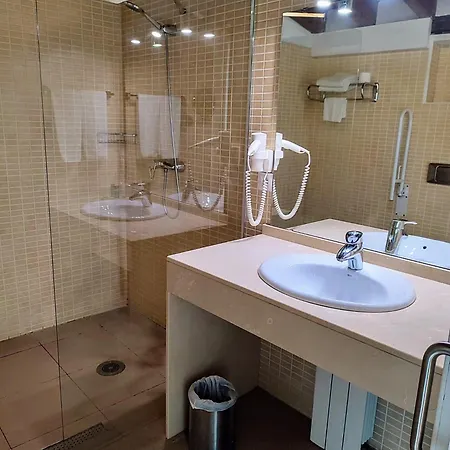 Simon Hotel *