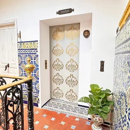 Palace-house Hercules Homestay Seville