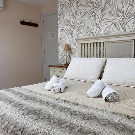 Orilla De Triana Homestay *