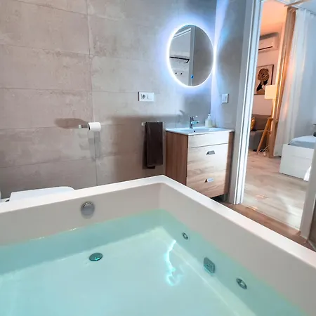 Estudio Jacuzzi Con Encanto En Triana Sevilla