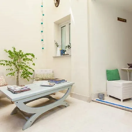 Cathedral House בית הארחה 2*