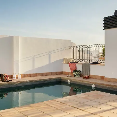 Feria Pool & Luxury