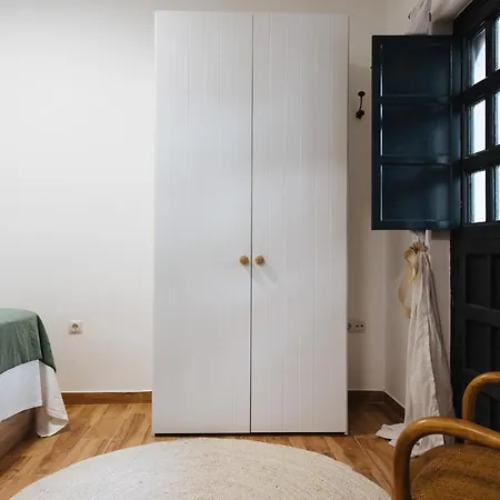 Apartment Aitana's Retreat With Charming Garden Seville