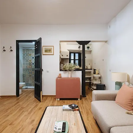Aitana's Retreat With Charming Garden Apartment Seville