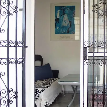 Comfortable In With Stunning Balcony!