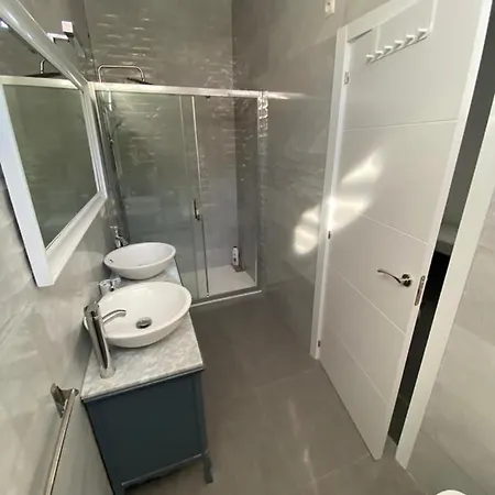 Casa Reformada Con Terraza/wifi/aire Acondicionado *