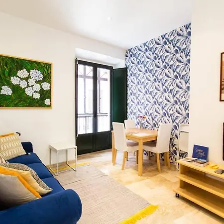 Cheap & Chic In The Center Of Apartment *