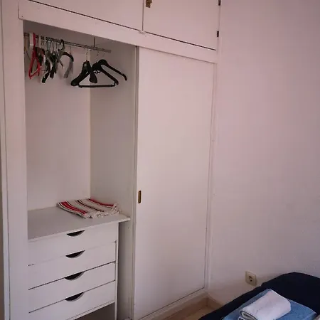 Проживание в семье Bright Modern Residencial - Single With Shared Bathroom Near Airport