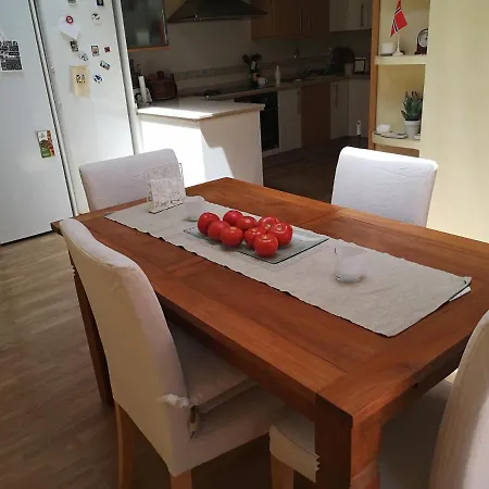 Проживание в семье Bright Modern Residencial - Single With Shared Bathroom Near Airport