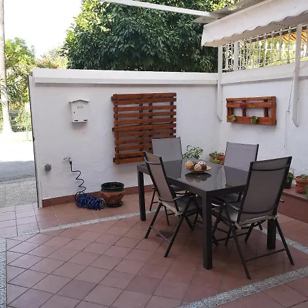 Bright Modern Residencial - Single With Shared Bathroom Near Airport Проживание в семье