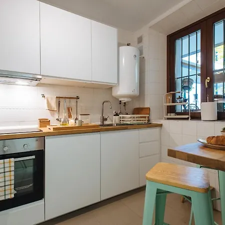 Apartment In Former Monastery With Patio In City Centre Free Parking *