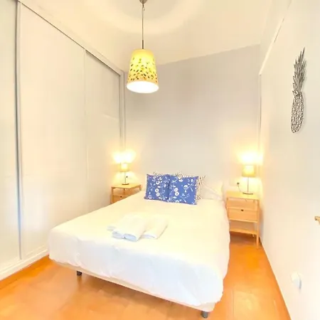 Comfortable Old Town, Parking Optional Apartment *