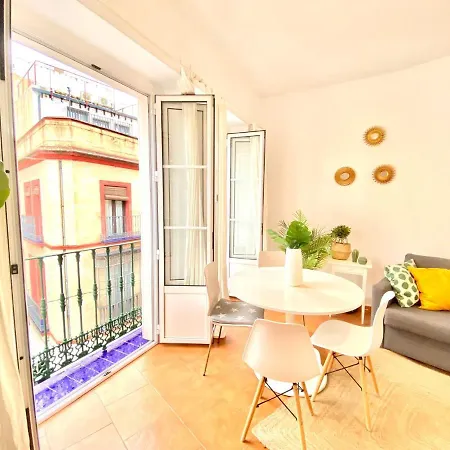 Comfortable Old Town, Parking Optional Apartment *