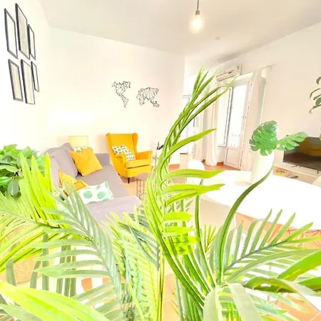 Comfortable Old Town, Parking Optional Apartment