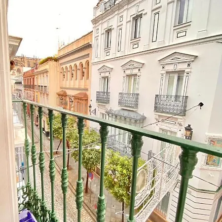 Comfortable Old Town, Parking Optional Apartment *