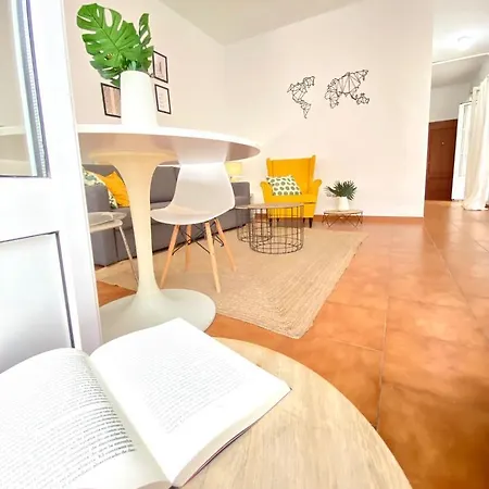 Comfortable Old Town, Parking Optional Apartment *
