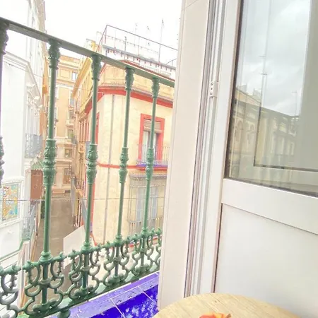 Comfortable Old Town, Parking Optional Apartment