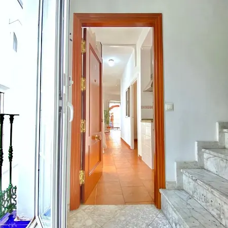 Comfortable Old Town, Parking Optional Apartment