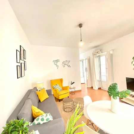 Comfortable Old Town, Parking Optional Apartment *