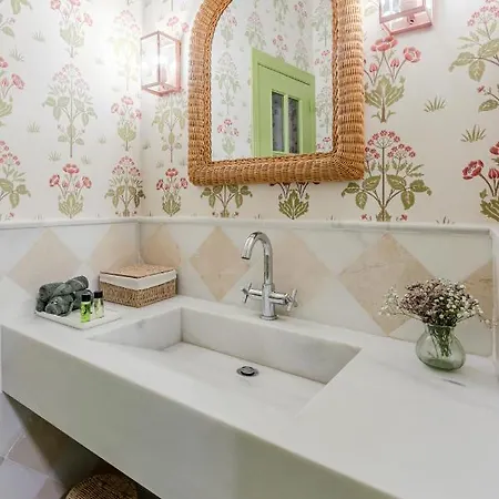 Nuea Giralda Hotel 2*