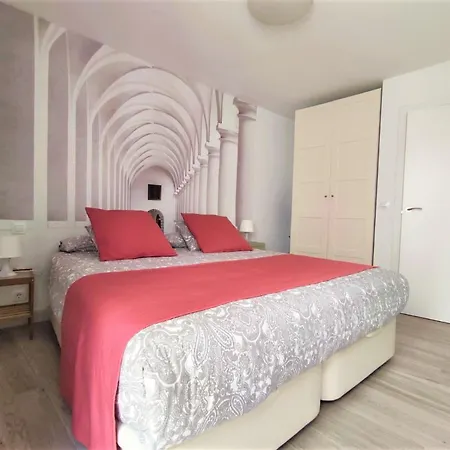 Premium Al Lado De La Giralda *