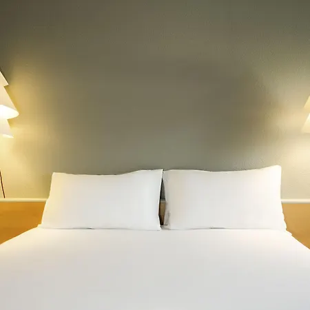 Ibis Hotel *