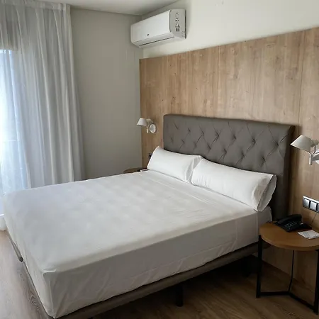 Hotel Virgen De Los Reyes 4*