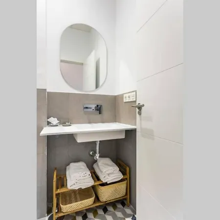 Pop Art, 2bd Ground Apartment *