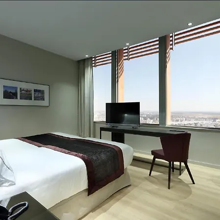 מלון Eurostars Torre 5*