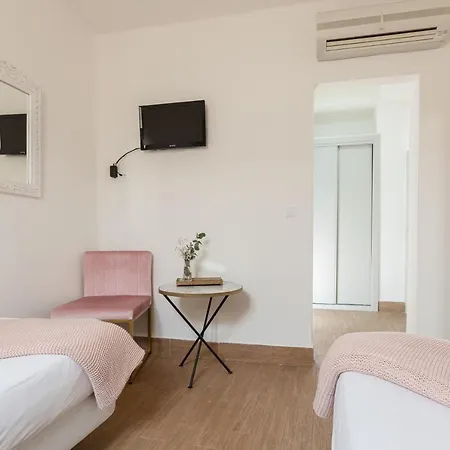 Πανσιόν Nuea Santa Cruz 2*