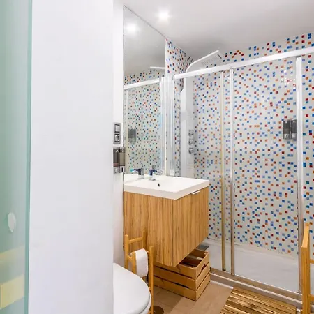 Colours And Garage Historical Center 4 Pax Apartment