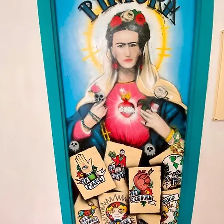 Hostel Kitsch Art *