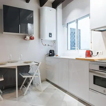 Ad2b Apartment, 300m From Cathedral With 2br * Seville