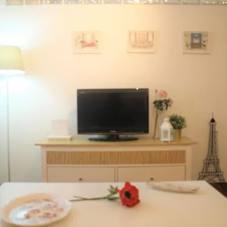 Triana Essence Apartment *