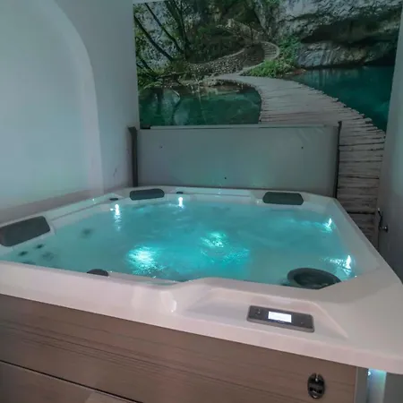 House -rooftop&jacuzzi -stayinseville Seville