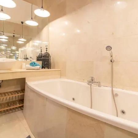 House -rooftop&jacuzzi -stayinseville Villa *