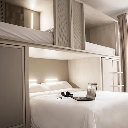 Room00 Salvador بيت شباب إشبيلية