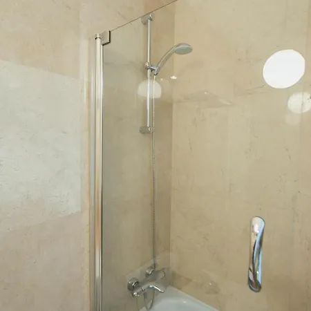 Comfortable Duplex- 1bd 2bth- Dean Miranda Seville